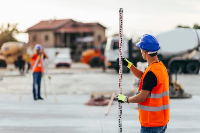 Co robi geodeta w terenie? Kluczowe zadania i wyzwania w pracy