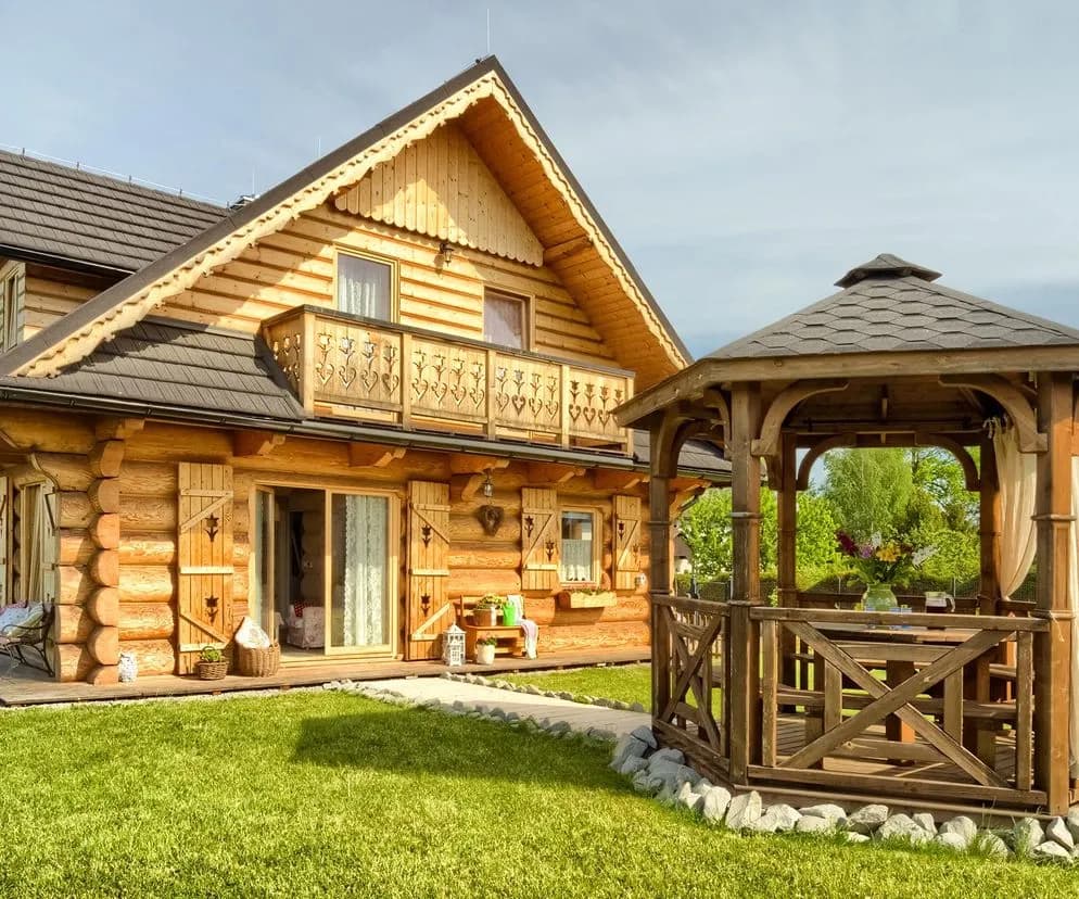 Ile kosztuje rozbiórka i przeniesienie domu drewnianego? Sprawdź ceny!