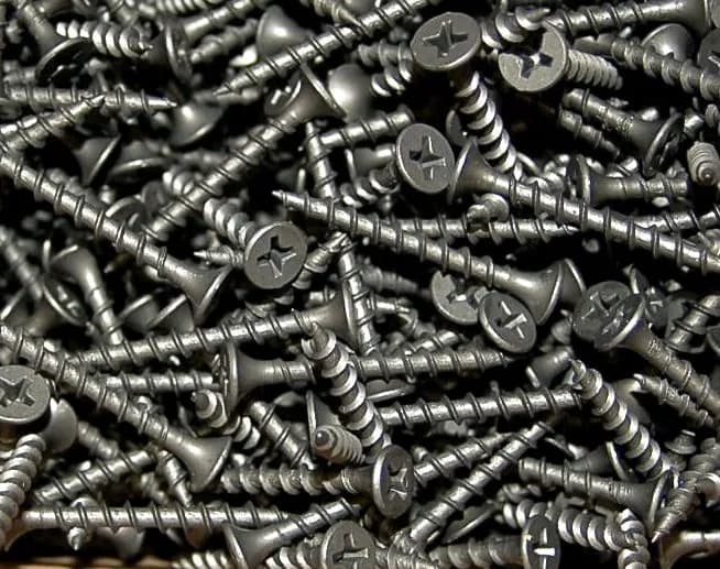 Jakie wkręty do mocowania wieszaków grzybkowych wybrać, aby uniknąć problemów?