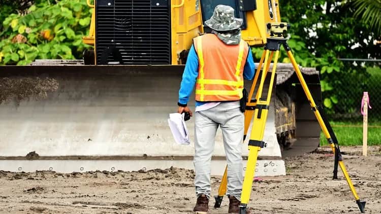 Jak wygląda praca geodety i co warto wiedzieć o tym zawodzie