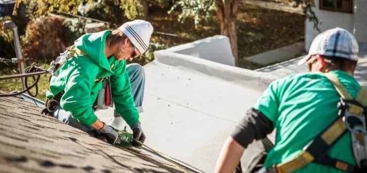 Na czym polega praca dekarza? Kluczowe umiejętności i obowiązki