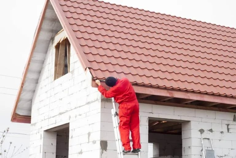 Ile bierze dekarz? Zaskakujące zarobki i koszty usług dekarskich