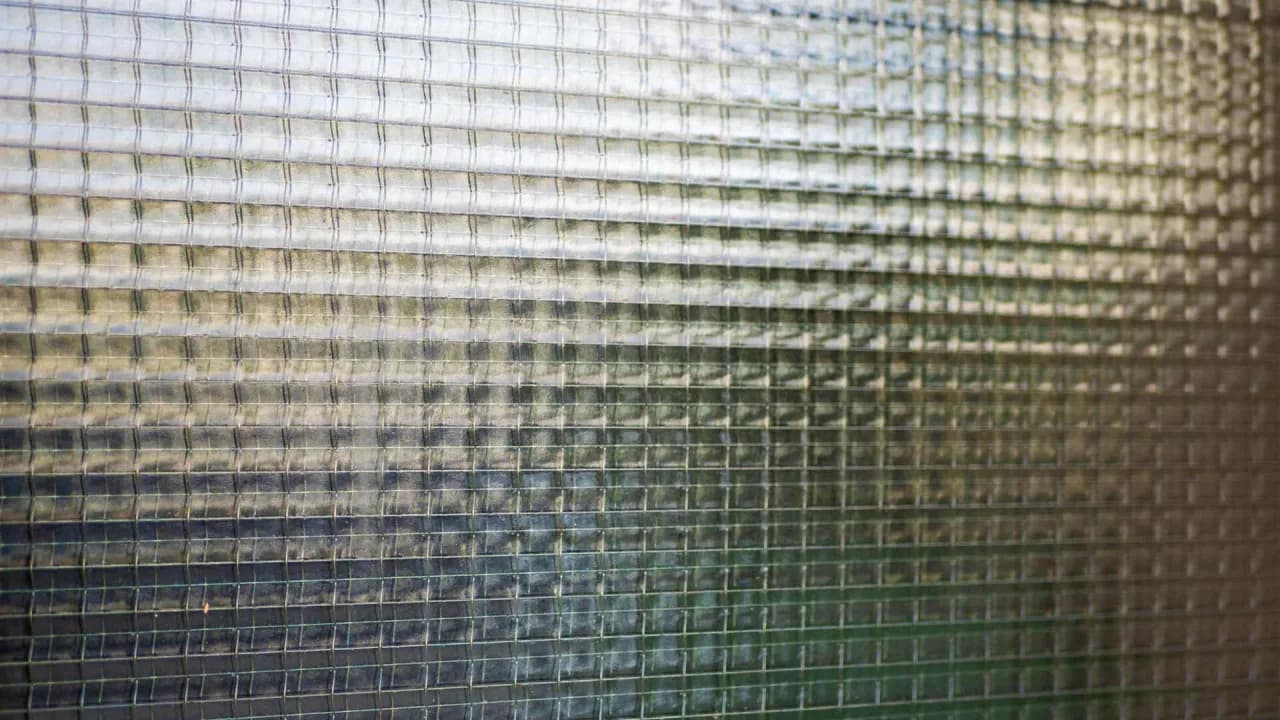 Szyba zbrojona drutem: właściwości i zalety, które musisz znać