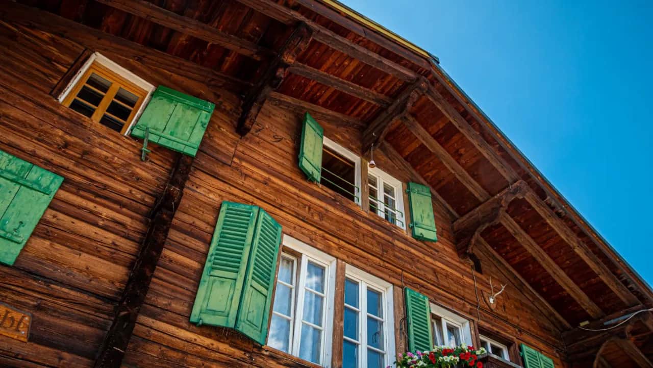 Jaki dom budować: drewniany czy murowany? Porównanie kosztów i trwałości