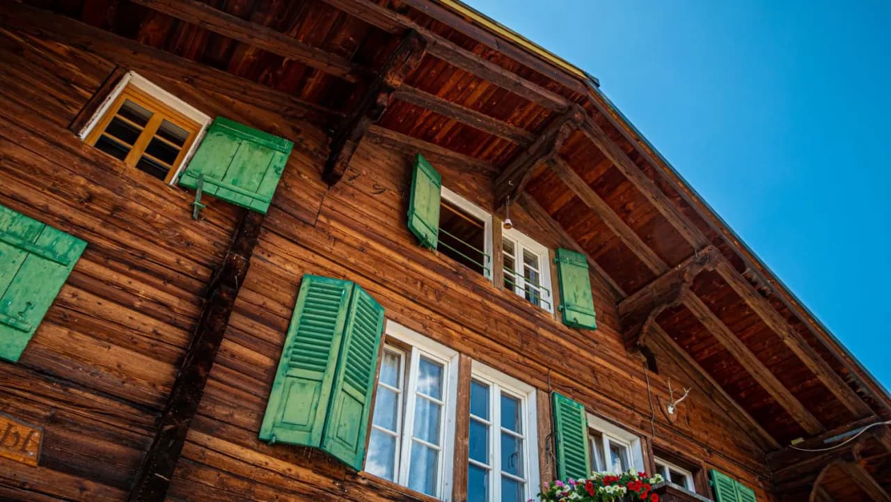 Jaki dom budować: drewniany czy murowany? Porównanie kosztów i trwałości