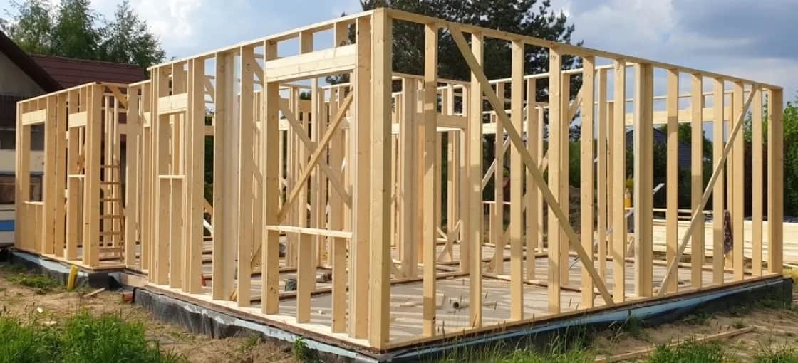 Jakie drewno na dom szkieletowy? Najlepsze gatunki i ich wady