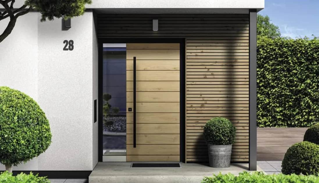 Drzwi metalowe czy drewniane do domu - co wybrać dla bezpieczeństwa?