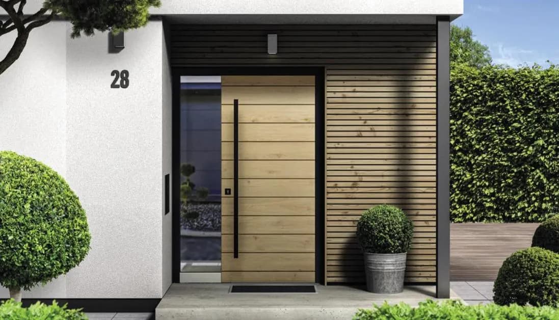 Drzwi metalowe czy drewniane do domu - co wybrać dla bezpieczeństwa?