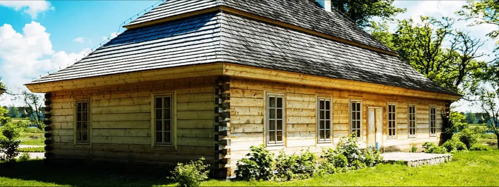 Ile kosztuje ubezpieczenie domu drewnianego? Sprawdź, co wpływa na ceny