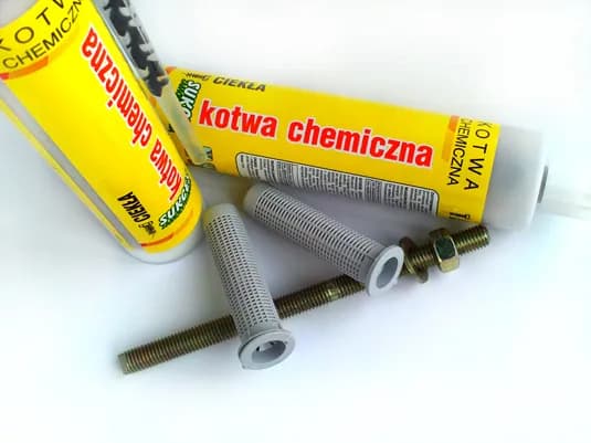 Kotwa chemiczna do kołków rozporowych - uniknij błędów w montażu