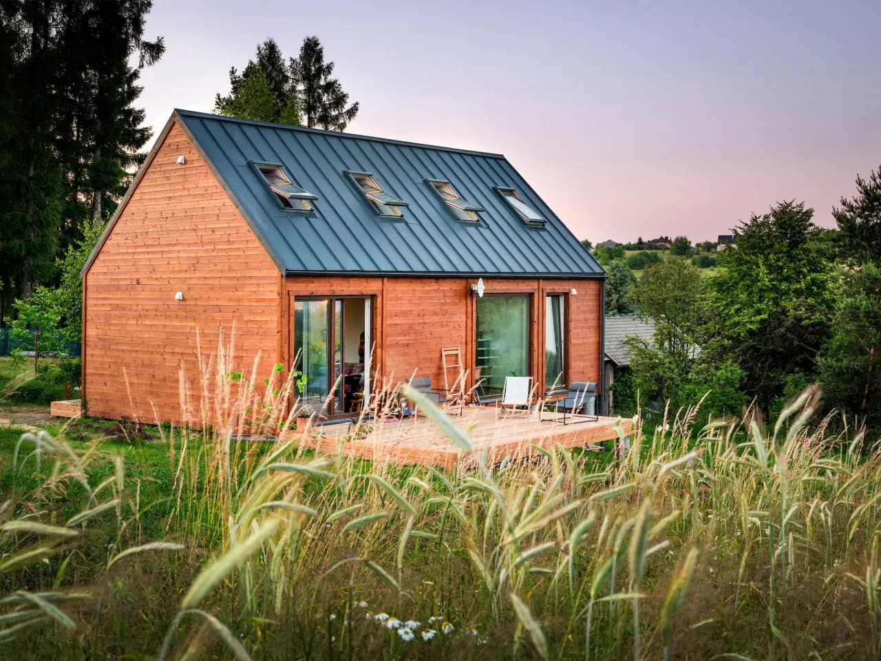 Ile kosztuje gotowy dom drewniany? Sprawdź ceny i opcje budowy