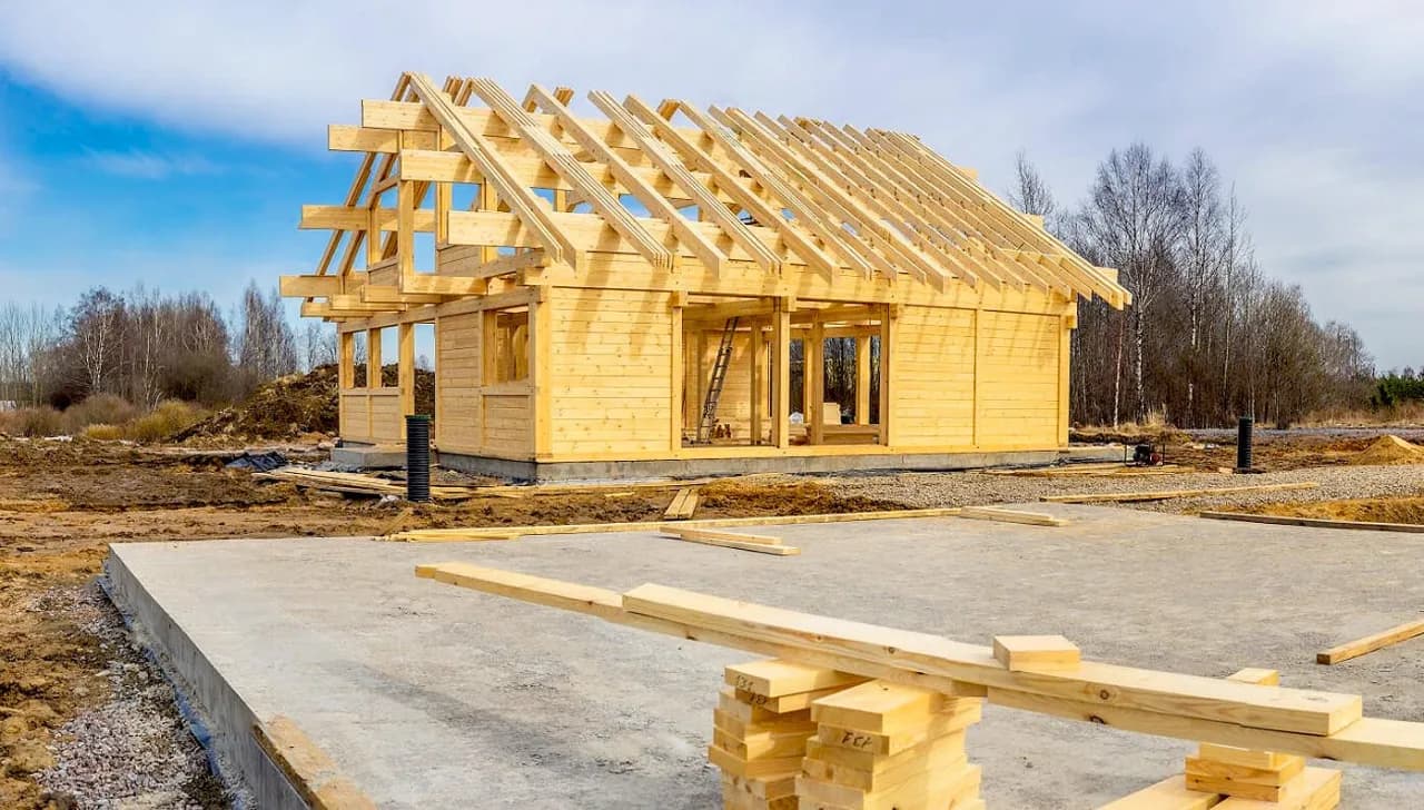 Ile kosztuje drewniany dom? Sprawdź, co wpływa na ceny budowy