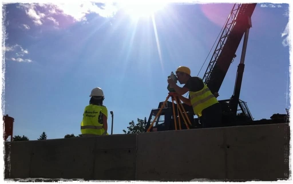 Jak zostać geodetą? Kluczowe kroki i wymagania, które musisz znać