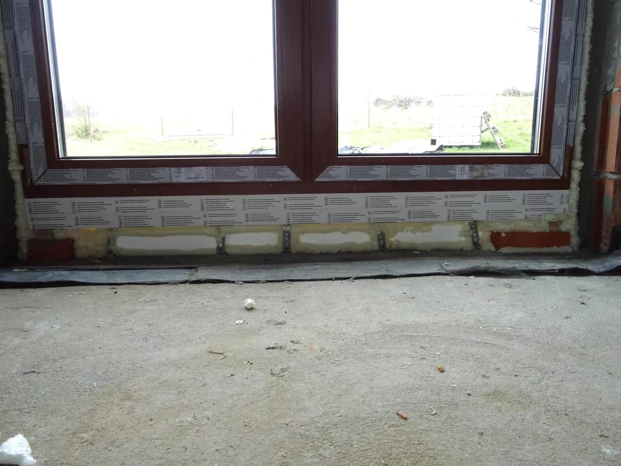 Czy wyciągać kliny po montażu okien? Ważne zasady i konsekwencje